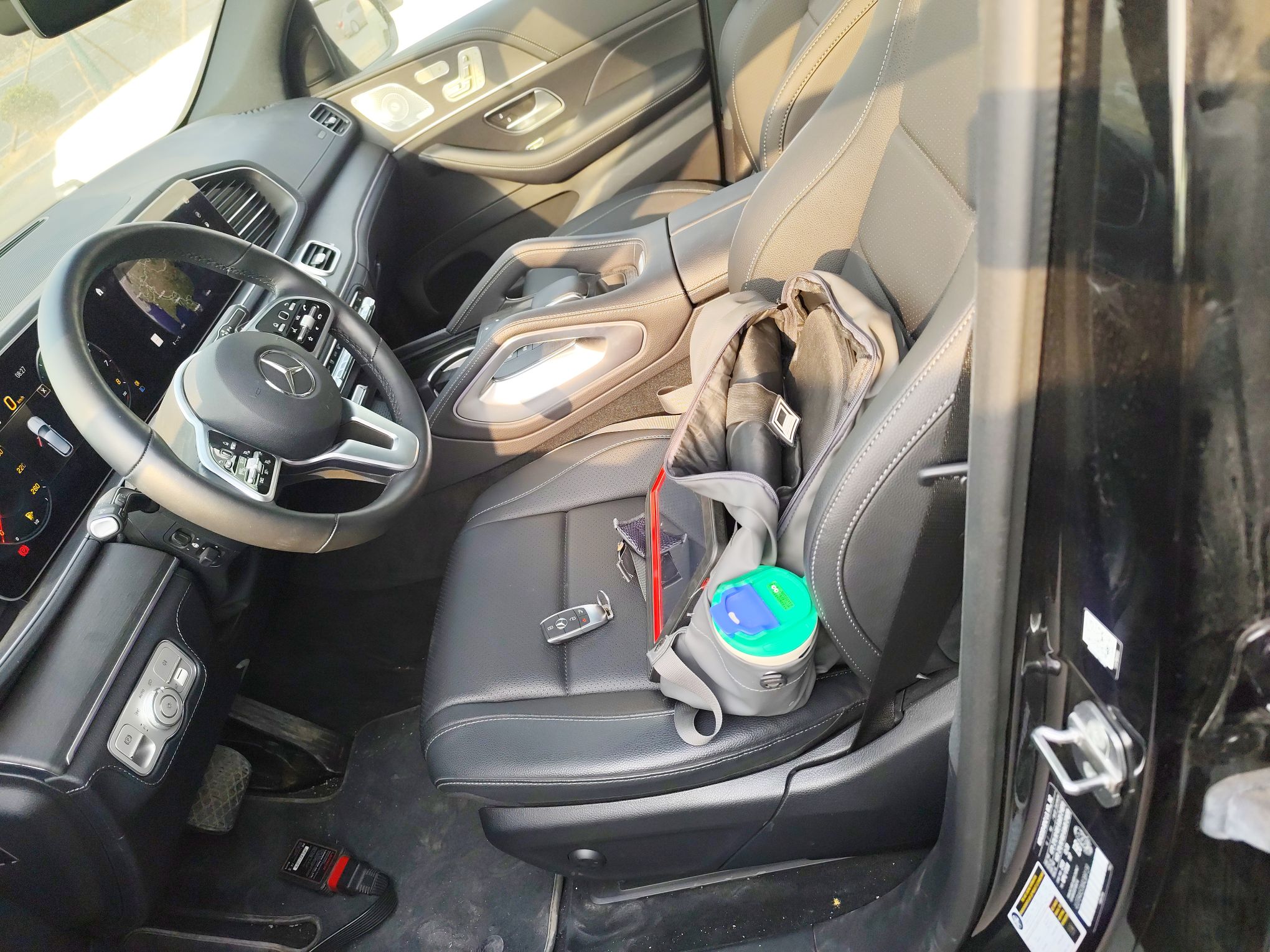 Переднее сиденье в автомобиле