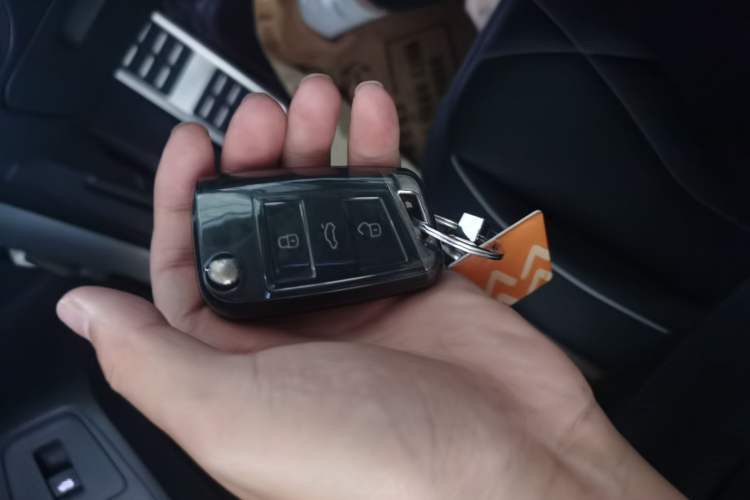 Used Volkswagen Tiguan L 2023 Facelifted 380TSI Automatic All-Wheel Drive R-Line Plus Version 7-Seater Vehicle Key