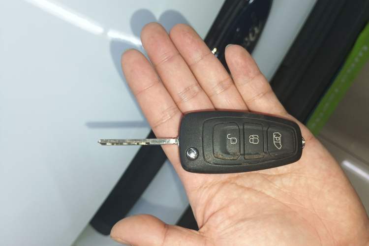 Used Ford Transit 2019 2.0T Gasoline Automatic Multi-Function Commercial Vehicle Short Wheelbase Low Roof 6-Seater China VI Standard