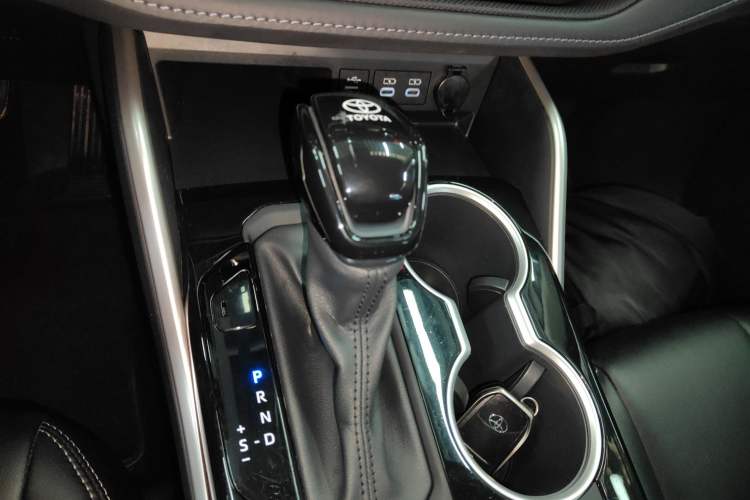 Used Toyota Highlander 2024 2.5L Smart e-Power Dual-Motor All-Wheel-Drive Elite Version – 7 Seats Gear Lever