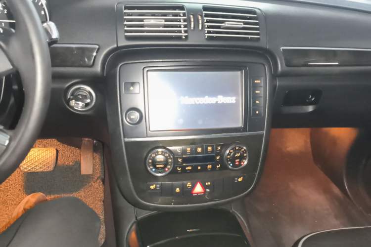 Used Mercedes-Benz R-Class 2017 R 320 4MATIC Business Edition Prestige Model Audio And AC Panel