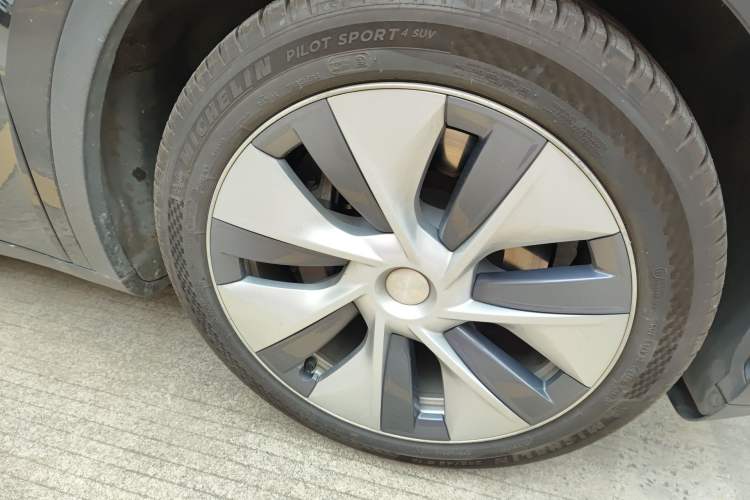 Used Tesla Model Y 2021 Standard Range Rear-Wheel Drive Version Right Front Wheel Hub