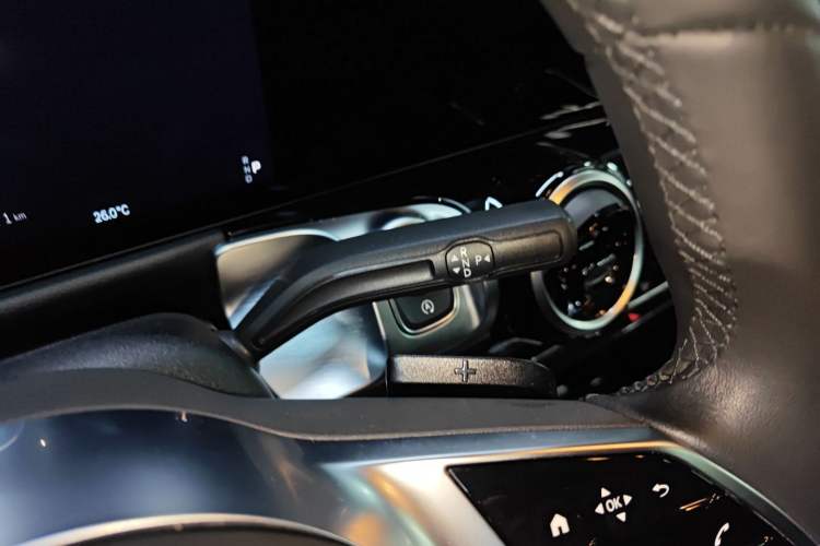 Used Mercedes-Benz GLB 2024-Year Restyled GLB 200 Dynamic Edition Gear Lever