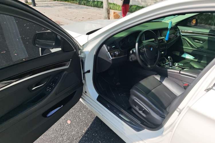 Used BMW 5 Series 2014 525Li Leading Model
