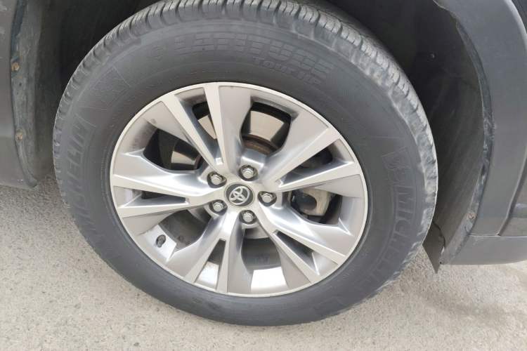 Used Toyota Highlander 2017 2.0T Four-Wheel Drive Luxury Edition 7 Seats Right Front Wheel Hub