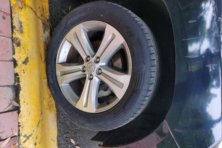 Used Toyota Highlander 2012 2.7L Two-Wheel Drive 7-Seater Luxury Edition Right Front Wheel Hub