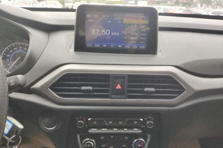 Used Dongfeng Fengon S560 2018 1.8L Manual Urban Model 7 Seats Audio And AC Panel