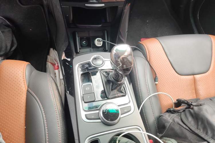 Used BYD Qin New Energy 2015 1.5T Dual-Crown Flagship Plus Edition Gear Lever