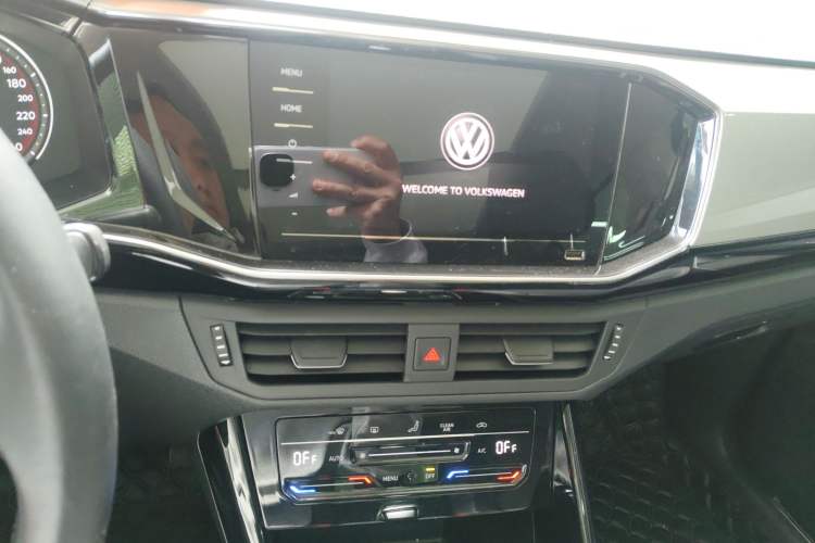 Used Volkswagen Tayron 2020 330TSI Two-Wheel Drive Luxury Smart Connectivity Version Audio And AC Panel