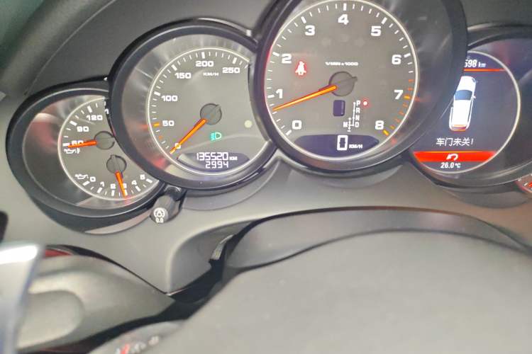 Used Porsche Cayenne 2011 Cayenne 3.0T Odometer Close Up