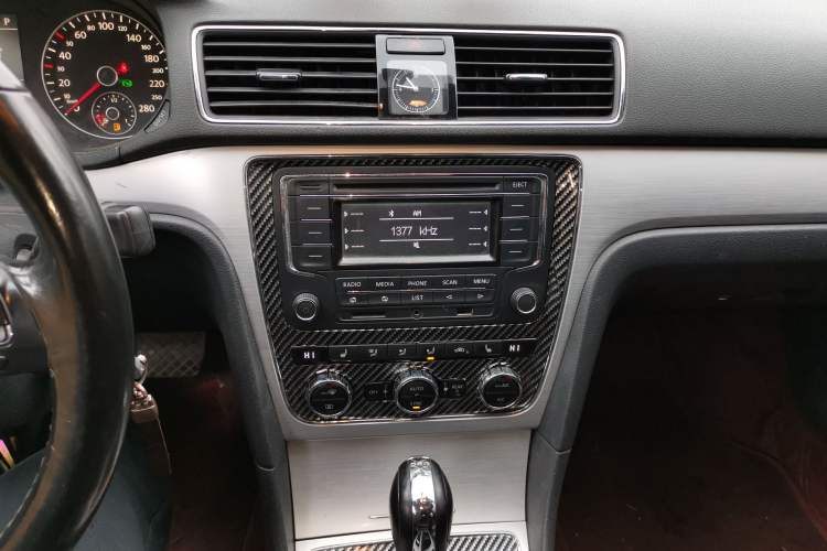 Used Volkswagen Passat 2015 1.8TSI DSG Prestige Edition Audio And AC Panel