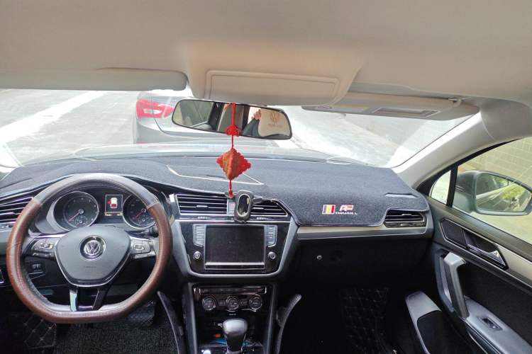 Used Volkswagen Tiguan L 2018 Revised Version 330TSI Automatic Two-Wheel Drive Comfort Edition Headliner