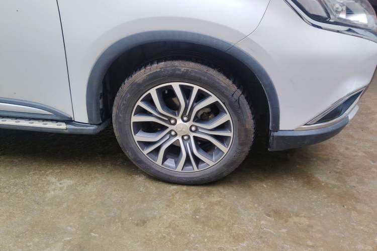 Used Mitsubishi Outlander 2018 2.0L Two-Wheel Drive Glory Edition 5 Seats Right Front Wheel Hub