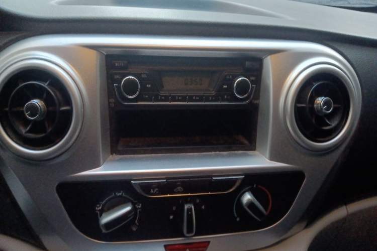 Used JAC Refine M3 2023 PLUS 1.5T 5/7-seat Classic Edition Audio And AC Panel