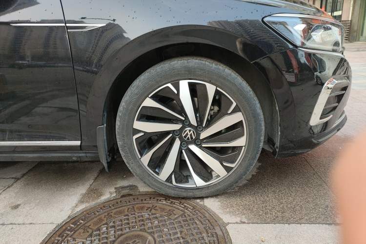 Used Volkswagen Passat 2023 330TSI Elite Edition Right Front Wheel Hub