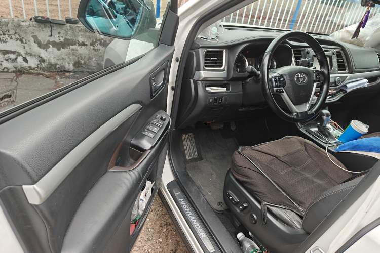 Used Toyota Highlander 2017 2.0T Two-Wheel Drive Luxury Edition 7 Seats Driver Seat