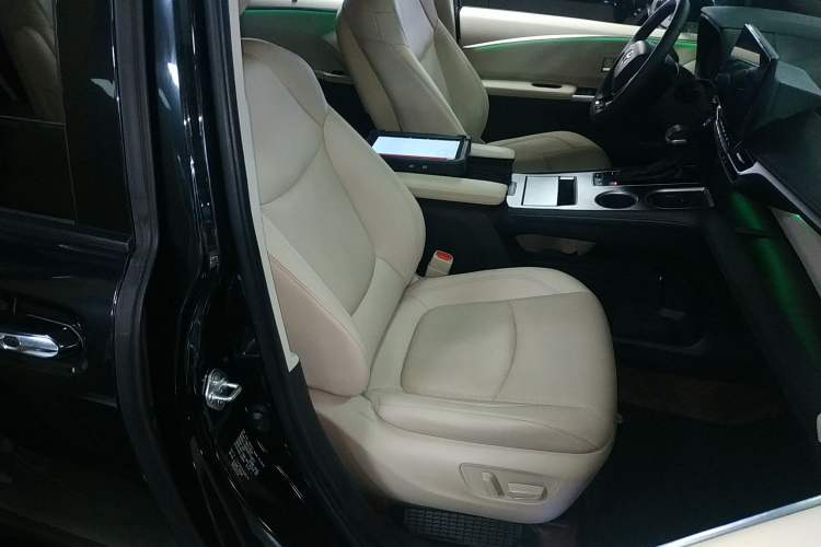 Used Toyota SIENNA 2023 2.5L Hybrid Deluxe Edition Right Front Seat