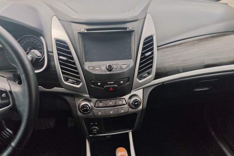 Used SsangYong Korando 2014 2.0L Gasoline Two-Wheel Drive Automatic Elite Navigation Edition Audio And AC Panel