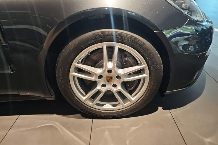 Used Porsche Panamera 2019 Panamera 2.9T Right Front Wheel Hub