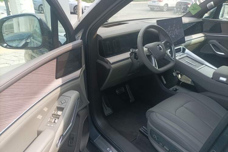 Used Denza N9 2025 Flagship Model
