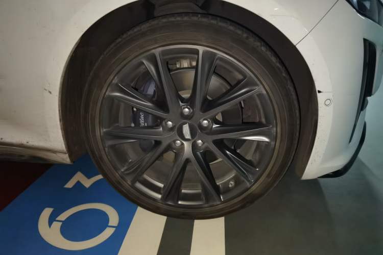 Used Cadillac CT5 2020 Revised 28T Platinum Sport Edition Right Front Wheel Hub