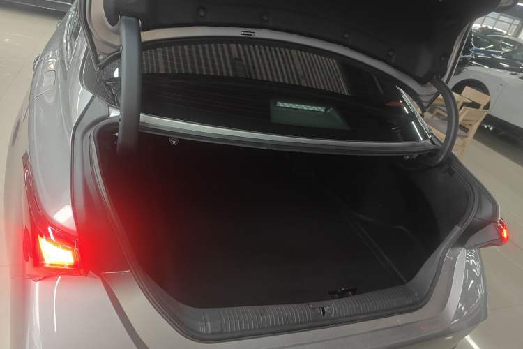 Used Toyota Avalon 2019 Dual-Engine 2.5L Luxury Edition China VI Standard