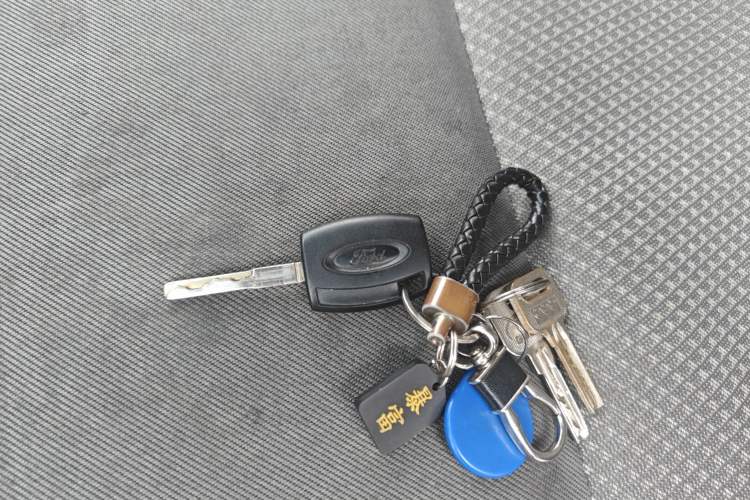 Used Ford Transit 2017 2.0T Diesel Multi-Purpose Commercial Vehicle Short Wheelbase Low Roof China V Standard