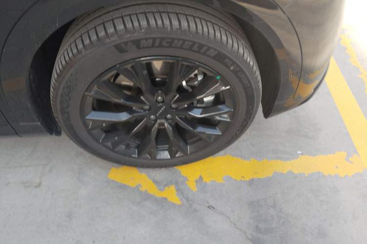 Used Zeekr 7X 2025 100 kWh Long-Range Rear-Wheel Drive with Intelligent Driving Features Right Front Wheel Hub