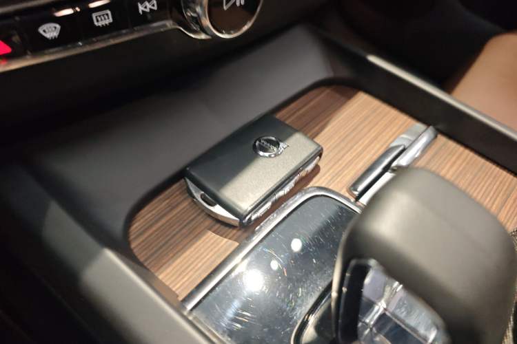 Used Volvo XC60 New Energy 2023 T8 Plug-in Hybrid Long-Range All-Wheel Drive Smart Luxury Edition Vehicle Key