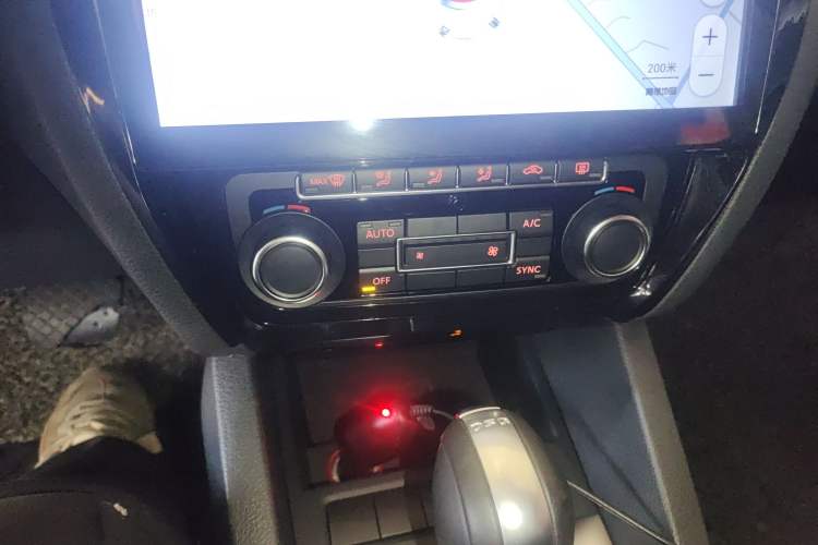 Used Volkswagen Sagitar 2014 Revised Version 1.4TSI Automatic Luxury Edition Audio And AC Panel