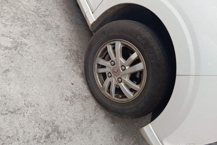 Used Wuling Hongguang 2021 1.5L S Comfort Edition LAR Right Front Wheel Hub