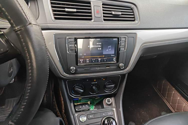 Used Volkswagen Lavida 2017 1.6L Manual Comfort Edition Audio And AC Panel