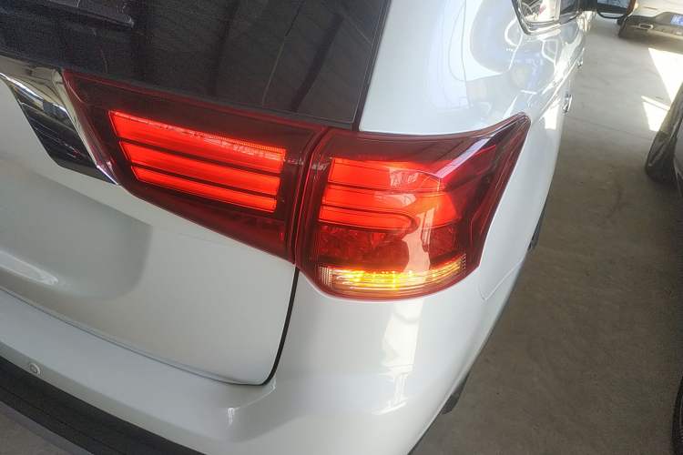 Used Mitsubishi Outlander 2018 2.4L 4x4 Elite Edition 5 Seats
