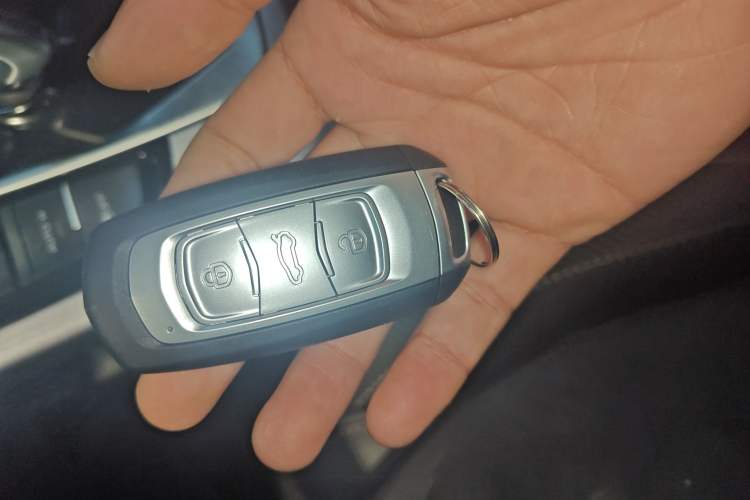 Used Geely Auto Emgrand X7 Sport 2021 Million Edition 1.8TD DCT Two-Wheel Drive Comfort Model Vehicle Key