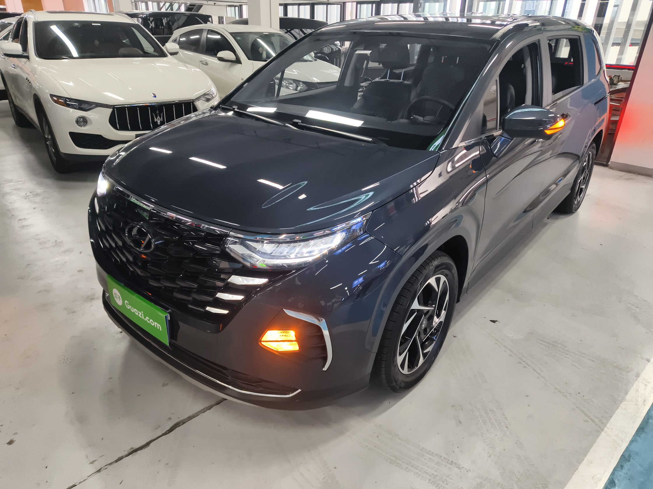 تحت مقدمة السيارة