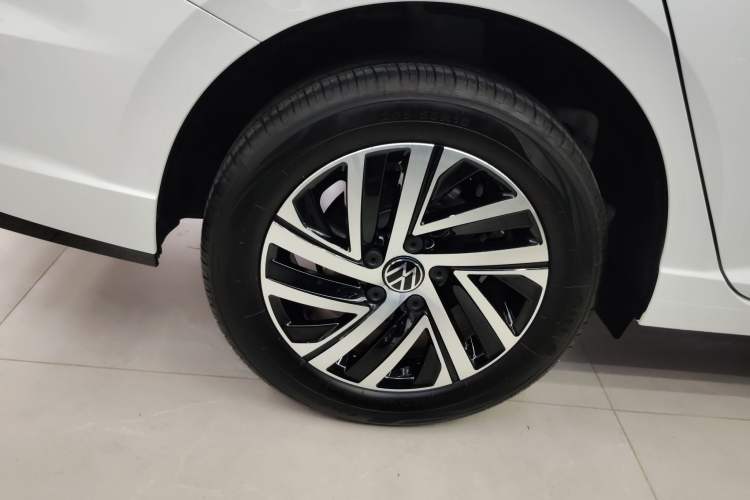 Used Volkswagen Lavida 2024 300TSI DSG Starry Sky Leading Edition Right Rear Wheel Hub