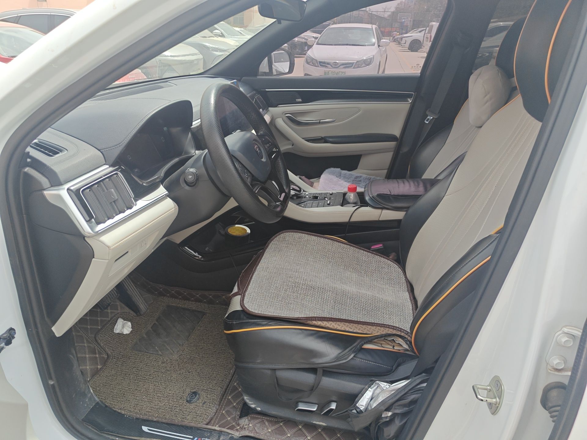 Переднее сиденье в автомобиле