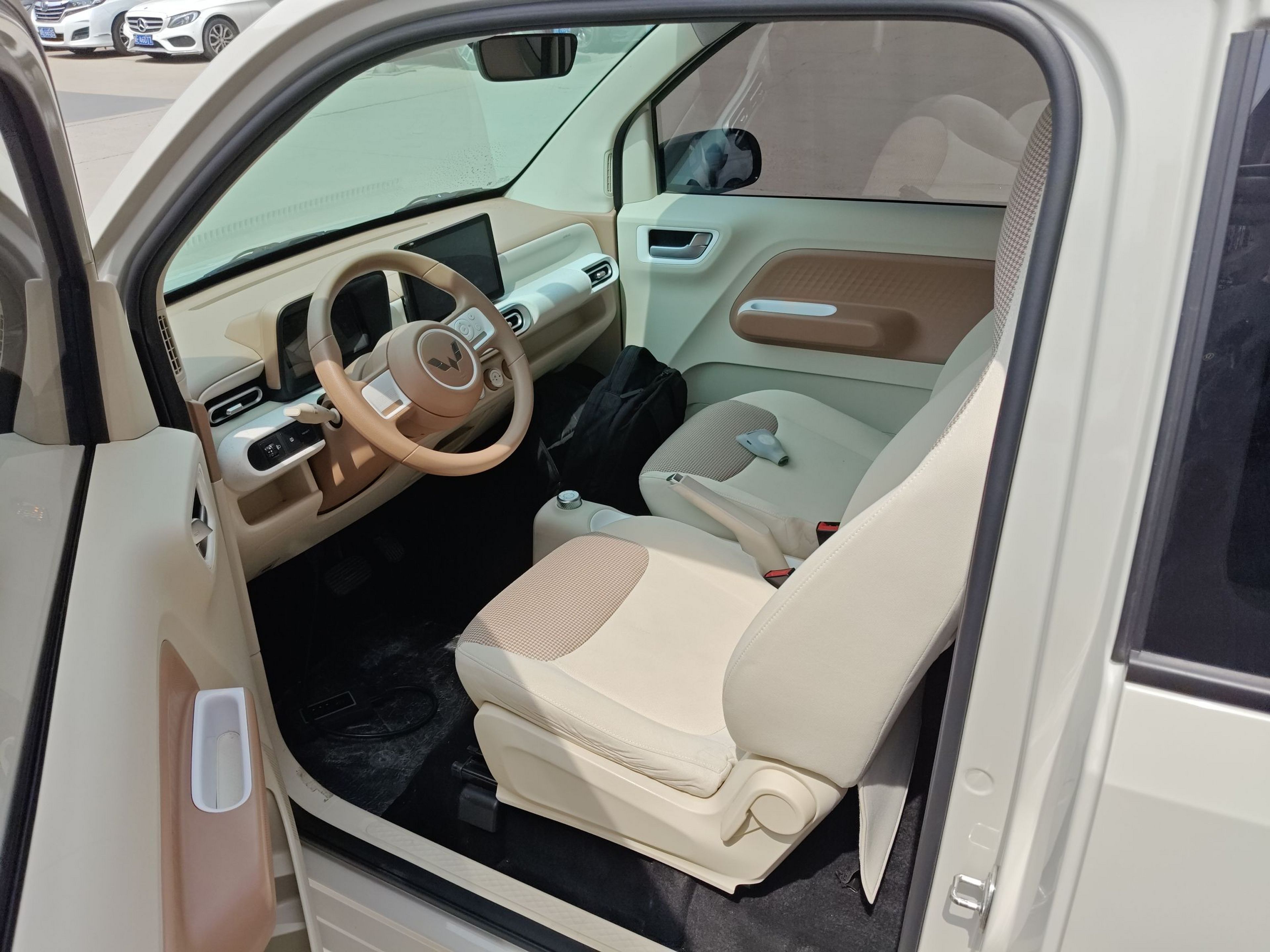 المقاعد الأمامية داخل السيارة