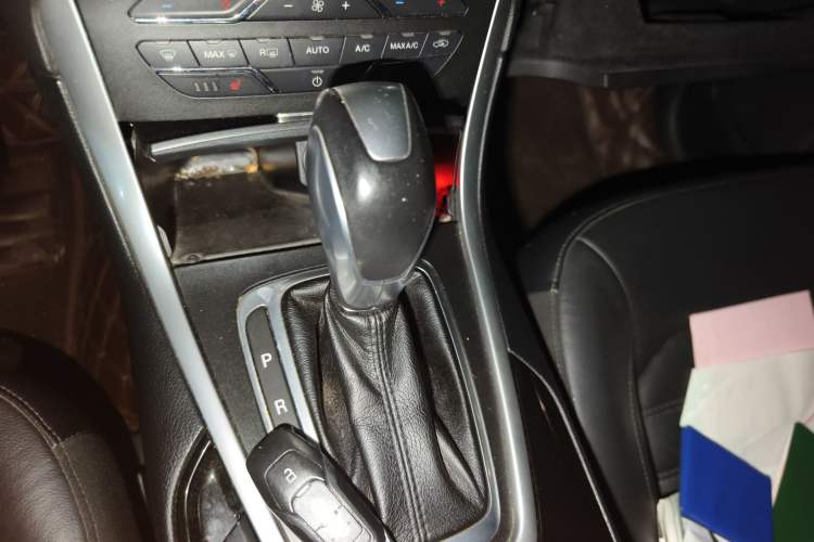 Used Ford Edge 2015 2.0T GTDi Two-Wheel-Drive High-Line Version
