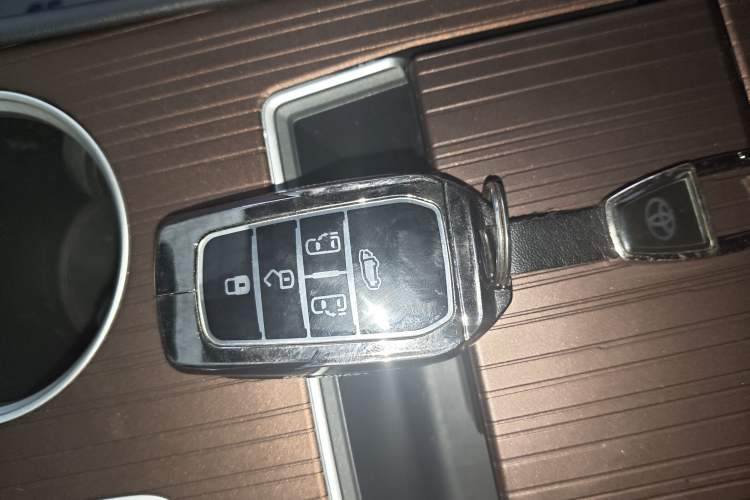 Used Toyota SIENNA 2024 2.5L Hybrid Luxury Edition Vehicle Key