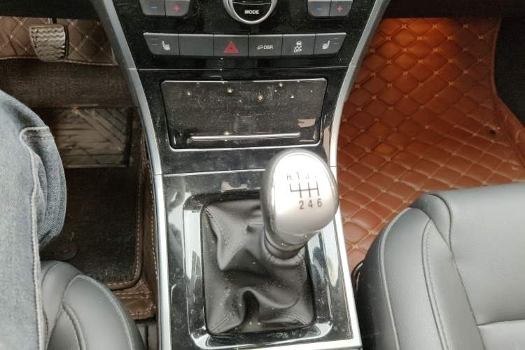 Used Haval H2 2016 Red Label 1.5T Manual Two-Wheel Drive Prestige Model Gear Lever