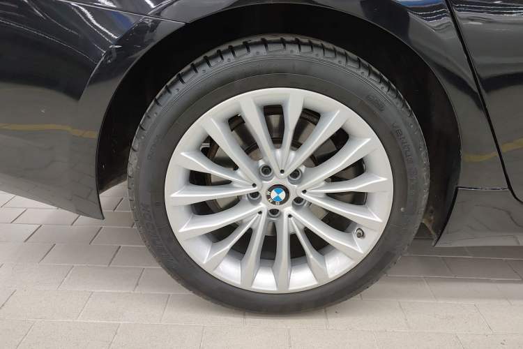 Used BMW 5 Series 2022 Second Facelift 525Li Luxury Package Right Rear Wheel Hub