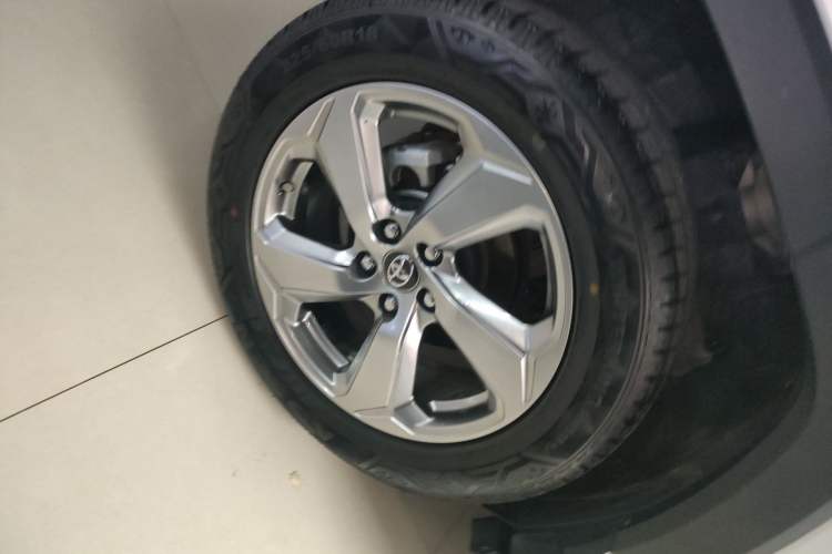 Used Toyota RAV4 2021 2.0L CVT 4x4 Style PLUS Edition Right Rear Wheel Hub