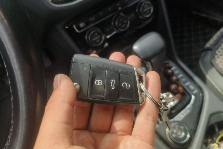 Used Volkswagen Tiguan L 2019 380TSI Automatic All-Wheel Drive Luxury Edition with 7 Seats China VI Standard Vehicle Key