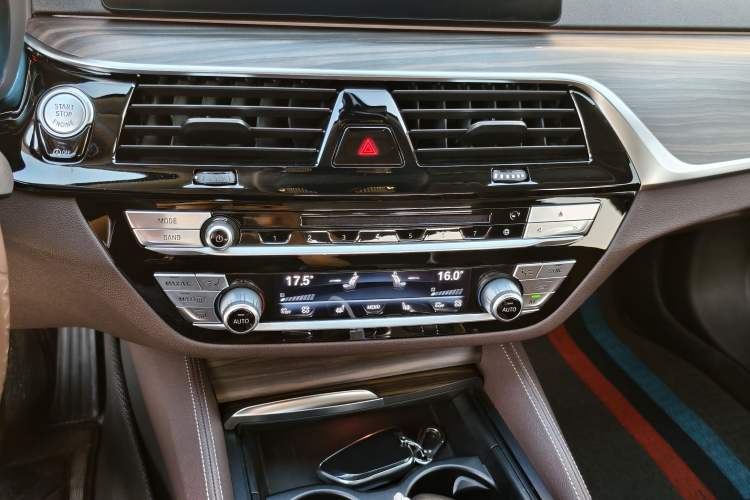 Used BMW 5 Series 2018 530Li Luxury Edition Premium Package Audio And AC Panel