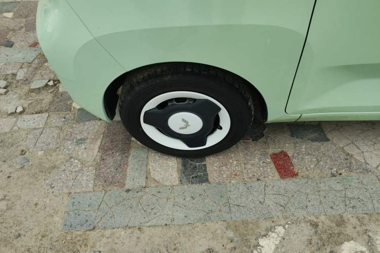 Used Wuling Hongguang MINIEV 2022 Macaron Premium Model – Lithium Iron Phosphate Left Front Wheel Hub