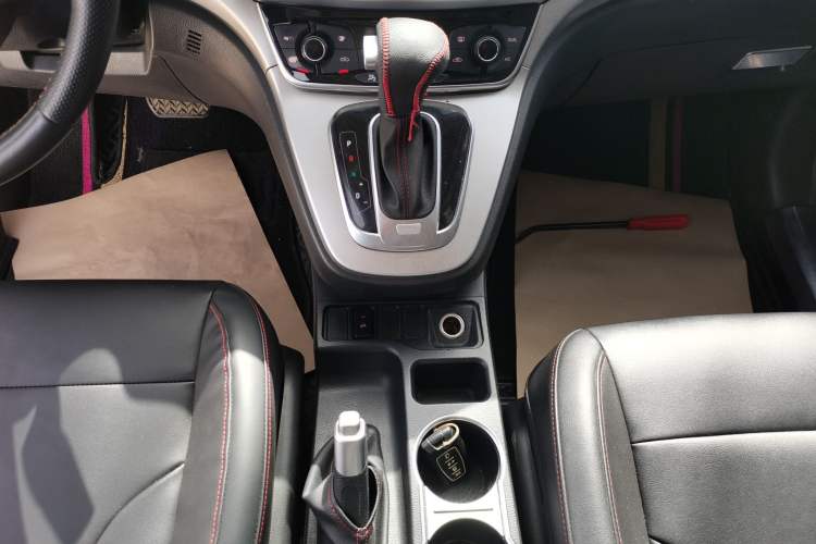 Used Haval M6 2017 1.5T Automatic Two-Wheel Drive Elite Model Gear Lever