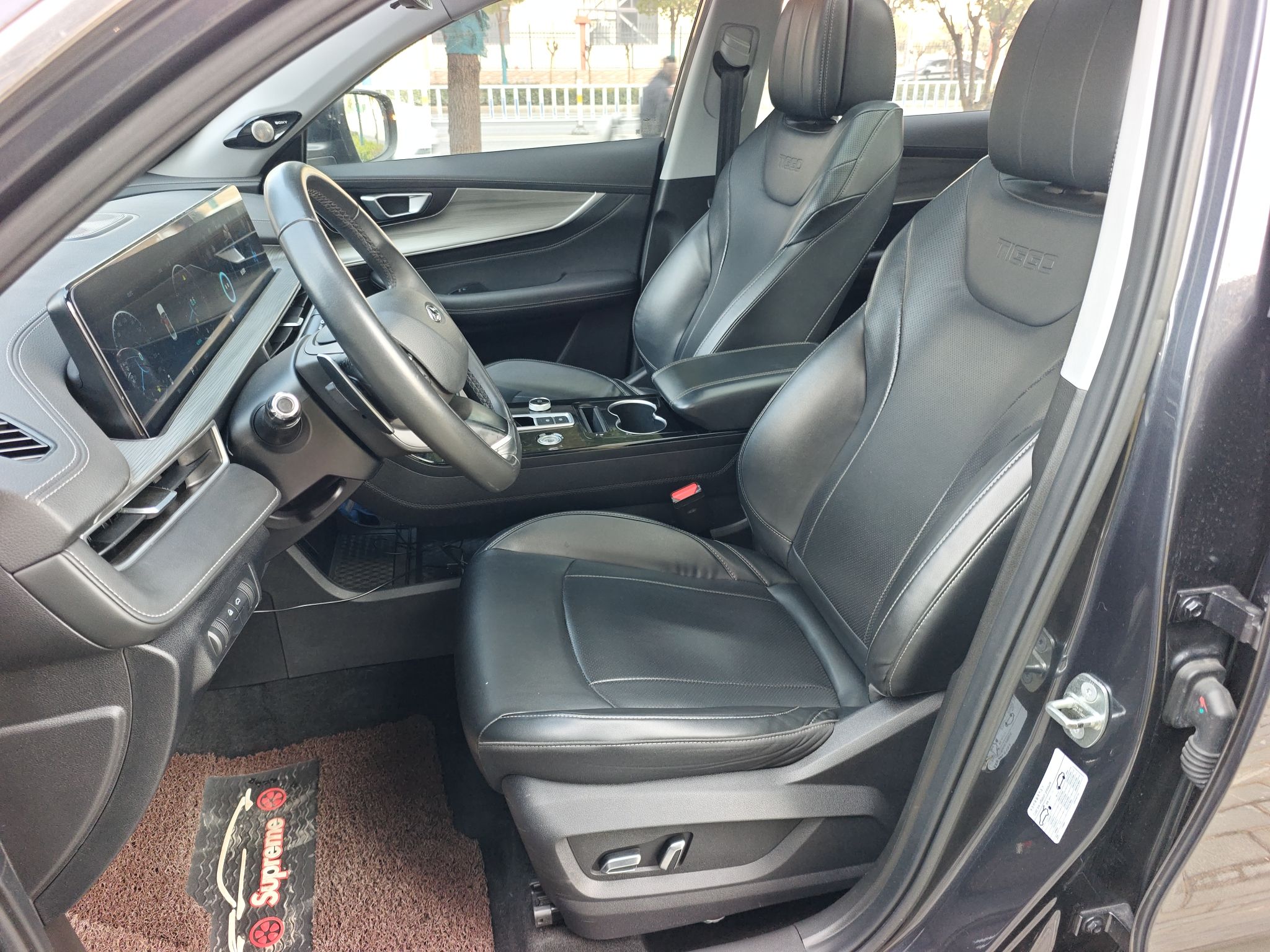 Переднее сиденье в автомобиле