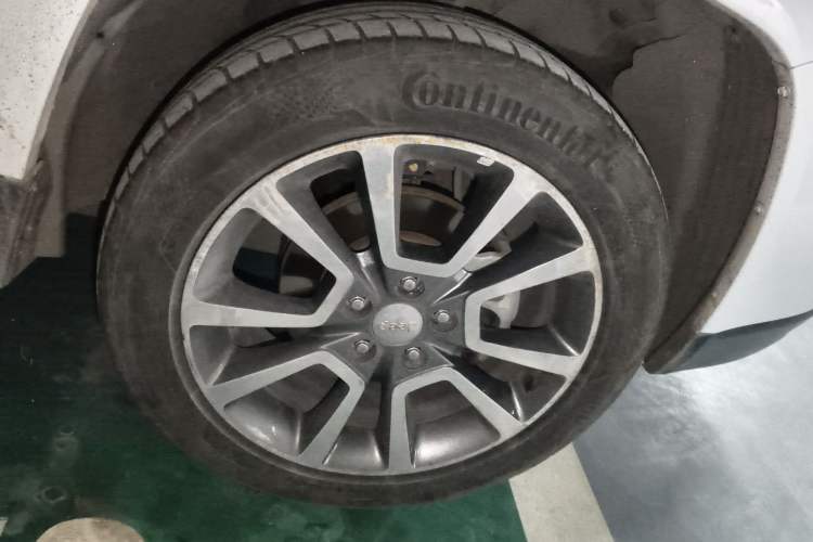 Used Jeep Compass 2014 2.0L two-wheel drive luxury version Right Front Wheel Hub