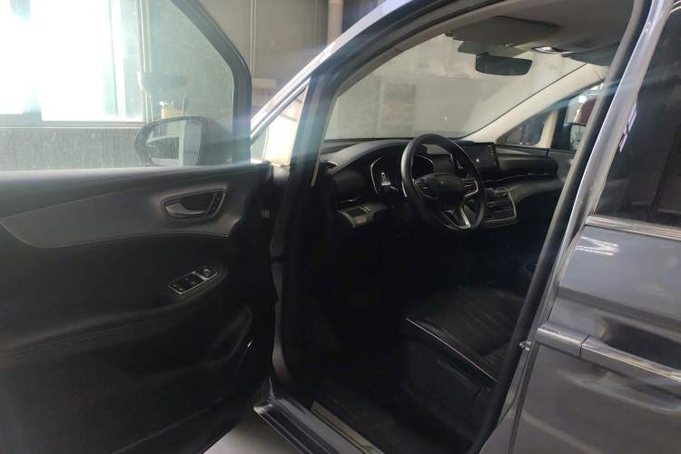 Used Roewe iMAX8 2021 Model 400TGI Exclusive Version for Key Accounts Driver Seat